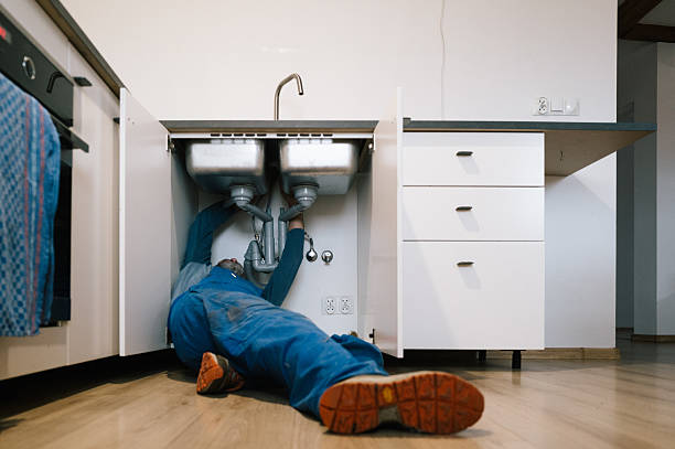 Professional Emergency Plumber technician working in La Feria, TX